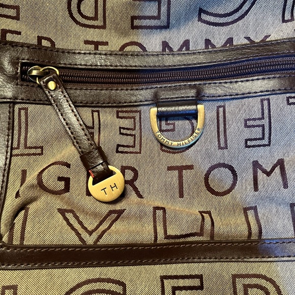 Tommy Hilfiger shoulder bag. - Picture 2 of 6